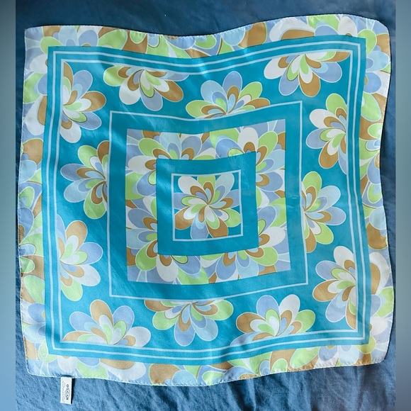 Oscar de la Renta Accessories - OSCAR by OSCAR DE LA RENTA 100% Silk Blue & Multi-Hue Vintage Scarf. Perfect.